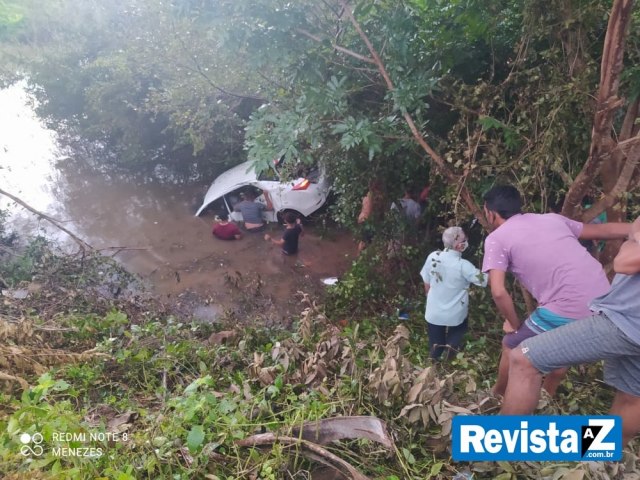 Motorista perde o controle e veículo cai dentro do Rio Longá no Norte do Piauí