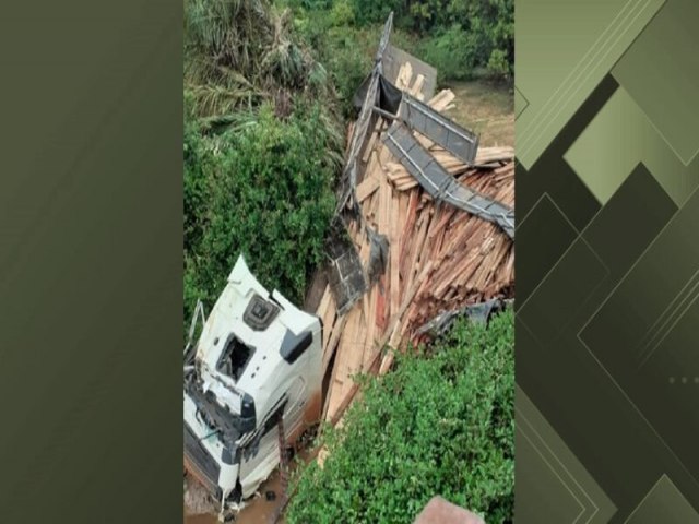 Caminhão cai em ribanceira e deixa duas pessoas feridas em Boqueirão do Piauí