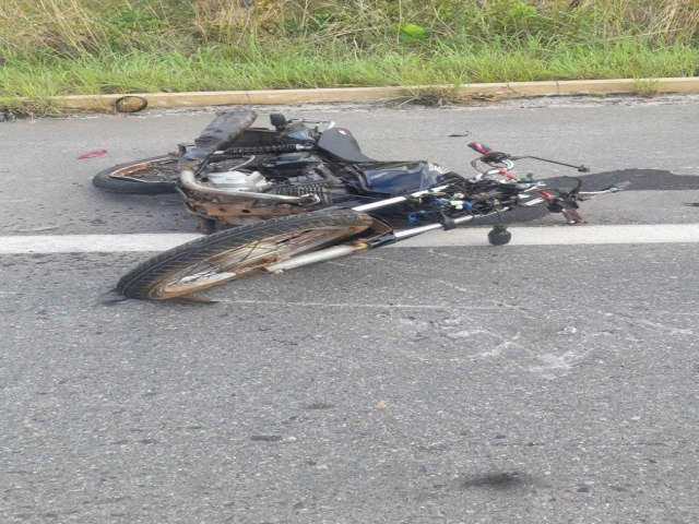 Motociclista morre em colisão frontal com carreta na BR-222 no Norte do Piauí