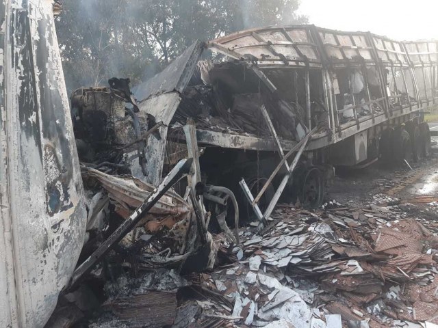 BR-222: colisão entre duas carretas provoca incêndio no Norte do Piauí
