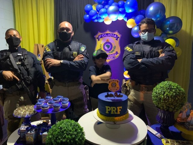 Garoto fã da PRF ganha festa com policiais em seu aniversário de 5 anos em Teresina