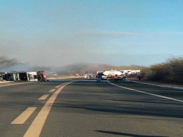 Caminhão tomba em curva e é destruído por fogo na BR-230 em cidade do Piauí