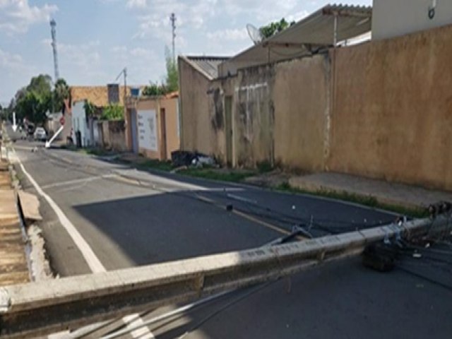 Vídeo: caminhão derruba vários postes em rua de cidade no Piauí
