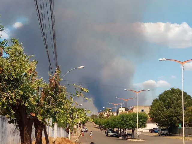 Incêndio já atingiu cinco povoados e ameaça a zona urbana de cidade do Piauí
