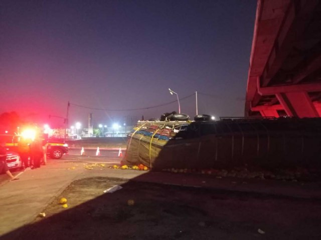 Caminhão tomba em curva e espalha carga de frutas na avenida Miguel Rosa