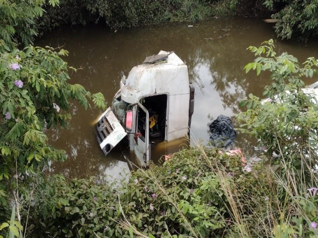 Caminhão carregado de motos cai em rio após colidir com Corsa na BR-343 no Piauí