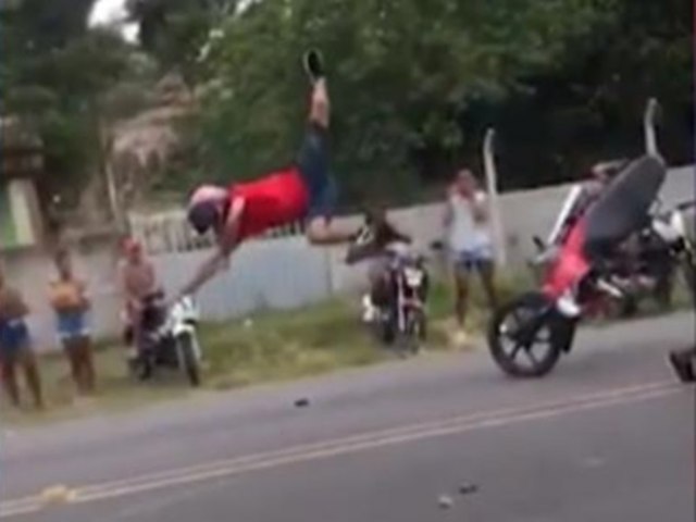 Motoqueiro é arremessado durante disputa de grau no Piauí