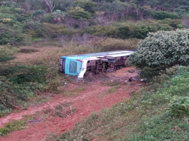Ônibus com vários passageiros tomba e mata criança na BR-135 no Sul do Piauí