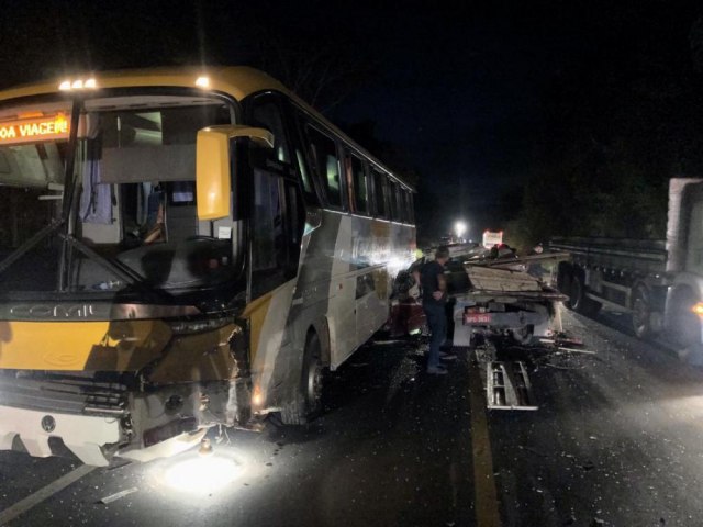 Acidente entre ônibus e carro deixa condutor preso às ferragens na BR-343