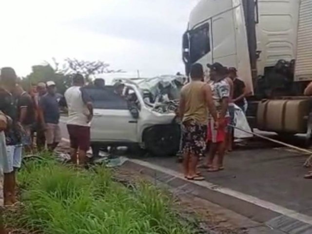 Colisão entre carro e caminhão mata pai e filho na BR-135 no Sul do Piauí
