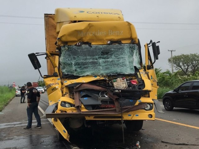 Caminhão do Sedex colide na traseira de veículo na BR-343 em Campo Maior