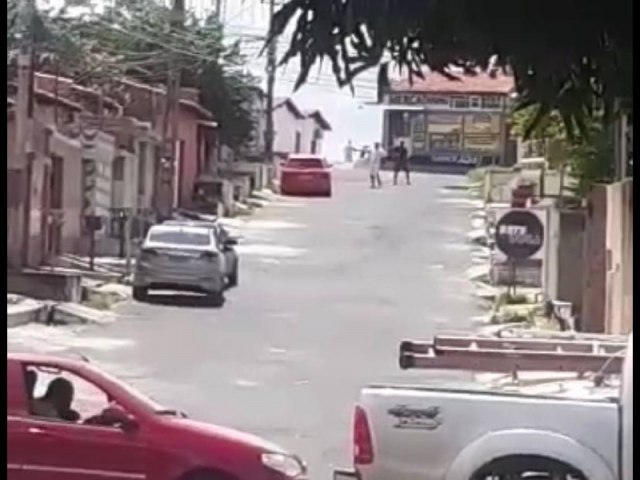 Vídeo mostra bandidos tentando executar homem no meio da rua em Teresina