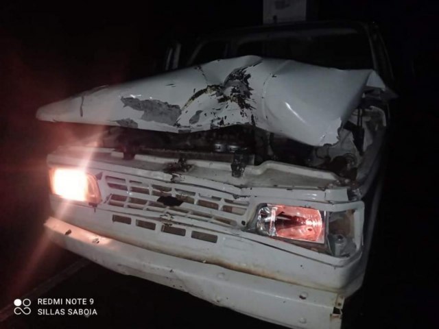 Carro fica destruído após motorista colidir contra animais na zona rural de município no Piauí