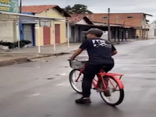 Cantor João Gomes anda de bicicleta e diverte fãs em cidade do Piauí; vídeo