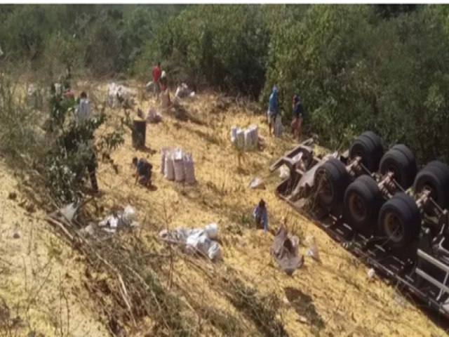 Carreta carregada de milho tomba na PI-140 no Sul do Piauí e populares saqueiam carga