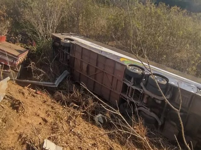 Acidente entre ônibus e caminhão deixa 17 passageiros feridos na BR-316 em cidade do Piauí