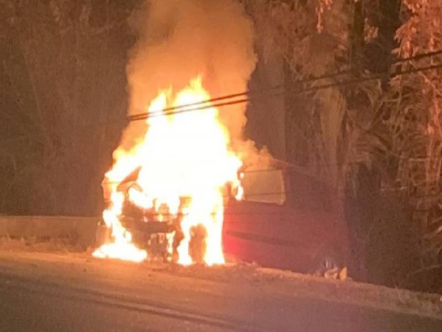 Homem sofre queimaduras após bater carro em poste e veículo pegar fogo em Teresina