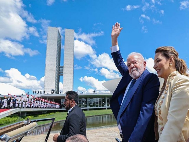 Lula recebe faixa de criança, indígena, mulher negra e pessoa com deficiência