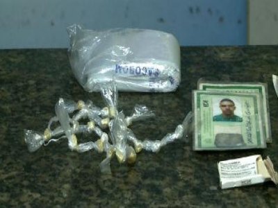 TRÁFICO  // Polícia prende dupla suspeita de fazer disque-entrega de drogas na Mangueira