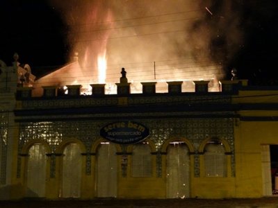 Incêndio destrói supermercado no Centro de Brejo da Madre de Deus