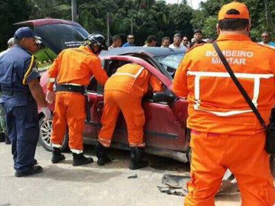 Colisão entre carro e caminhonete deixa três mortos em Itamaracá, PE