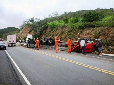 Capotamento de caminhão deixa uma pessoa morta na BR-423 em Pernambuco