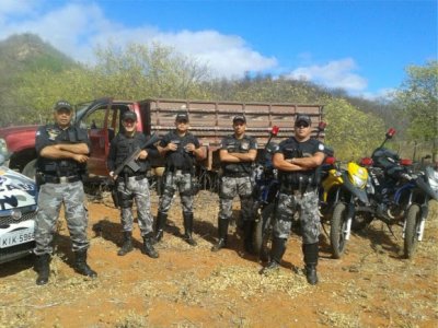 Policiais militares da ROCAM do 8ºBPM recuperam carro tomado de assalto entre Umãs e Cabrobó
