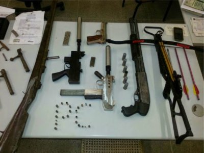 Comerciantes de armas são presos com fuzil e submetralhadora