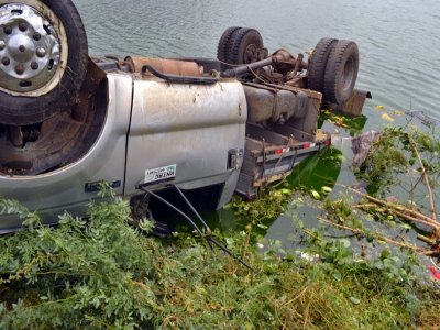 Serra Talhada: Veículo carregado capota e cai no lago da Borborema