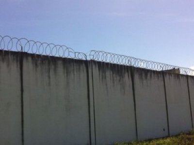 Três detentos serram grade de cela e fogem da Cadeia Pública de Lajedo