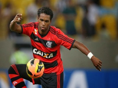 Acusado de ligação com milícia, volante do Flamengo é investigado pela polícia