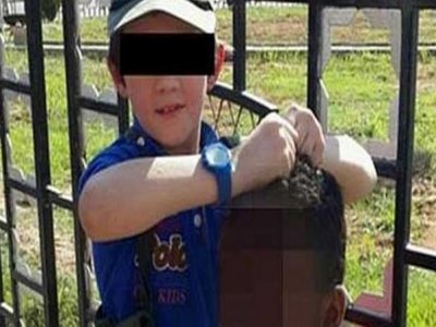 Garoto de 10 anos posa segurando cabeça de soldado decapitado na Síria