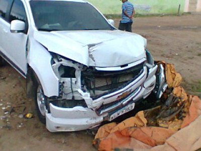 Em Inajá, Carro bate em casa, destrói muro e motorista fica ferido 