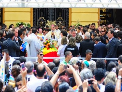 Missa de corpo presente de Eduardo Campos reúne multidão no centro do Recife