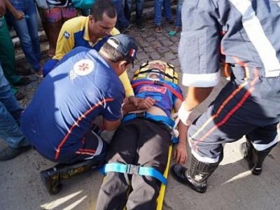 Colisão entre motos deixa jovem gravemente ferido em Penedo