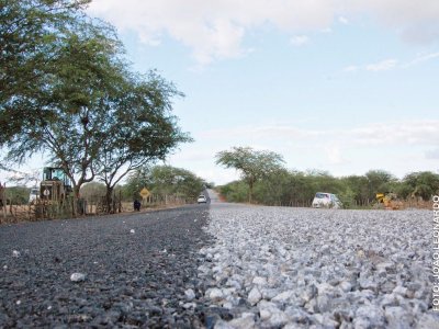 Tacaratu: Estão em andamento obras de restauração da PE-375, rodovia que liga o município a Inajá
