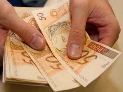 Proposta orçamentária prevê salário mínimo de R$ 788,06 para 2015