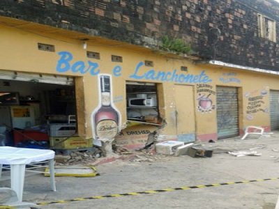 Carro sobe calçada, atropela homem e destrói parede de bar em Olinda
