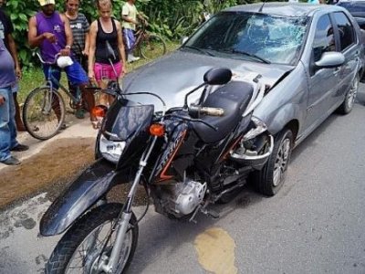 Carro colide com moto e deixa jovem ferido em Penedo