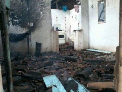 Homem incendeia casa e mata mulher e enteado carbonizados
