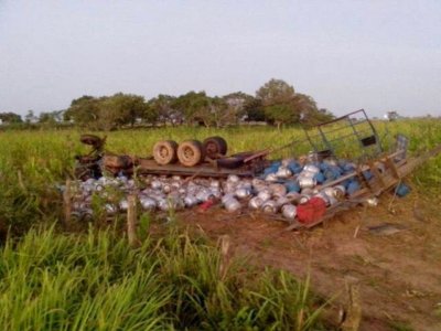 Caminhão que transportava botijões de Petrolândia para Aracaju capota e fica totalmente destruído