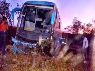 Ônibus da Progresso sai da pista e assusta passageiros que vinham para Paulo Afonso