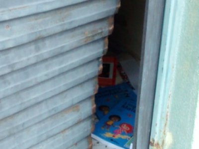 Creche guarda livros espalhados pelo chão em Monteirópolis