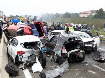 Acidente envolvendo 40 veículos deixa mortos na Grécia