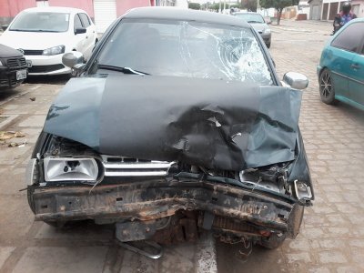 Acidente envolvendo uma moto e um carro deixa duas pessoas gravemente feridas em Inajá, PE. 