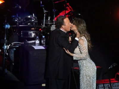 Julio Iglesias beija vocalista do Cheiro de Amor