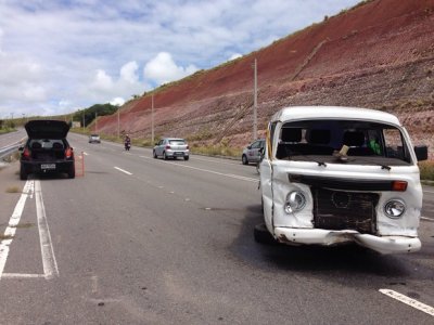 Kombi capota na rodovia AL-101 Sul, na Barra de São Miguel, e deixa feridos