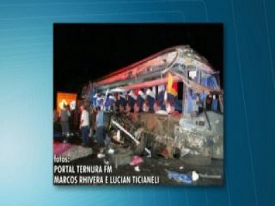 Acidente entre ônibus e caminhão mata dez e deixa 30 feridos em SP