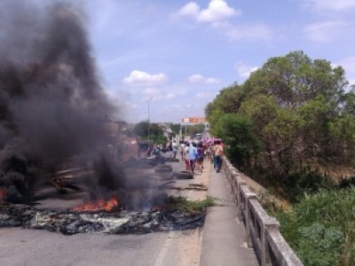 Revoltada com falta d'água, população de municípios sertanejos protesta contra a Casal