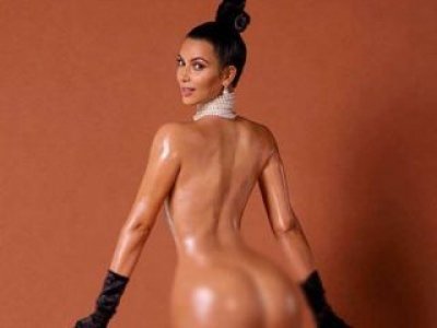 Confira! Sem roupa, Kim Kardashian exibe bumbum avantajado em capa de revista
